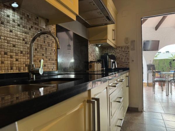 Chalet independiente en venta en Cala Advocat - Baladrar, Benissa
 photo 1