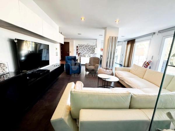 Independent chalet for sale in El Montgó, Denia
thumbnail 1