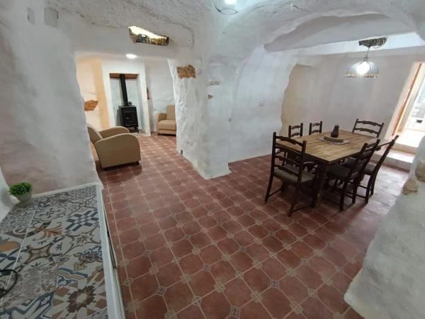 Chalet independiente en venta en Calle Cuevas del Norte, Algueña
thumbnail 2