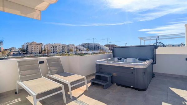 Piso en venta en Calle Rafael Narbona, San Miguel de Salinas
thumbnail 1