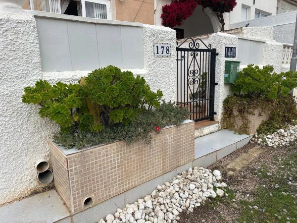 Четырехквартирный дом на продажу на  Avenida Adradas , Торревьеха photo 1