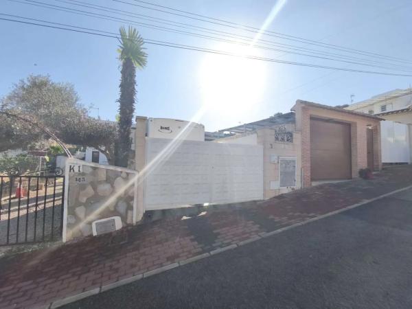 Chalet independiente en venta en Avenida de Torrevieja, Torrevieja
photo 1