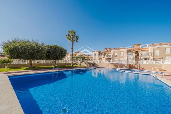 Chalet wolnostojący na sprzedaż w  Barrio Aguas Nuevas, Torrevieja photo 1