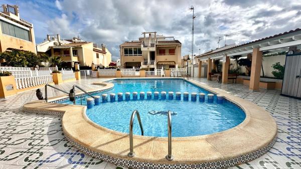 Chalet wolnostojący na sprzedaż w Barrio Zona los Frutales, Torrevieja photo 1