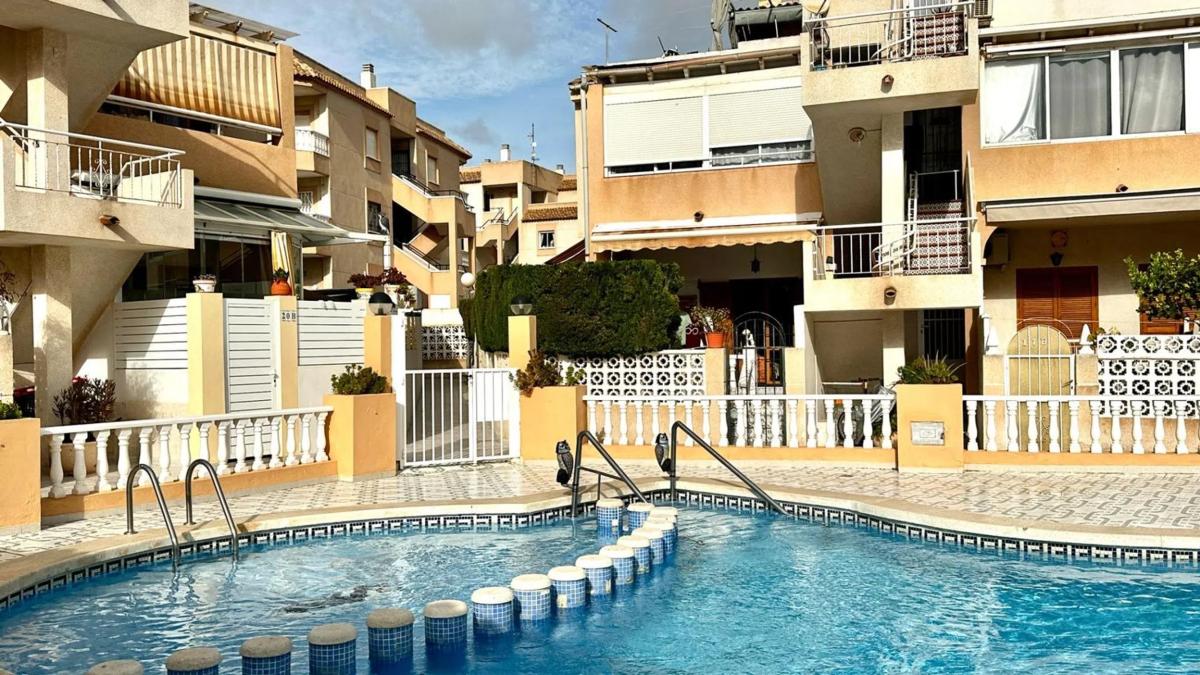 Sale of independent chalet in Barrio Zona los Frutales, Torrevieja
 photo 3
