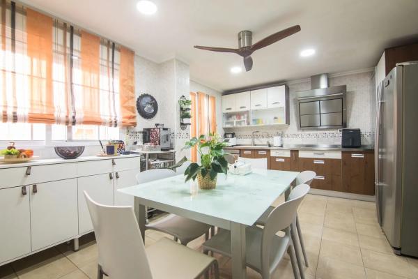 Chalet adosado en venta en  Paseo d'Atzavares, 14 , Elche / Elx photo 2