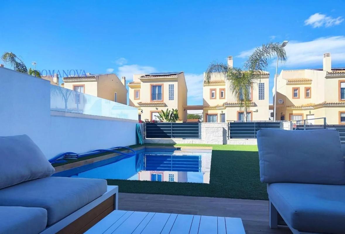 Venta de chalet independiente en Calle d'Ibi, El Campello
photo 1