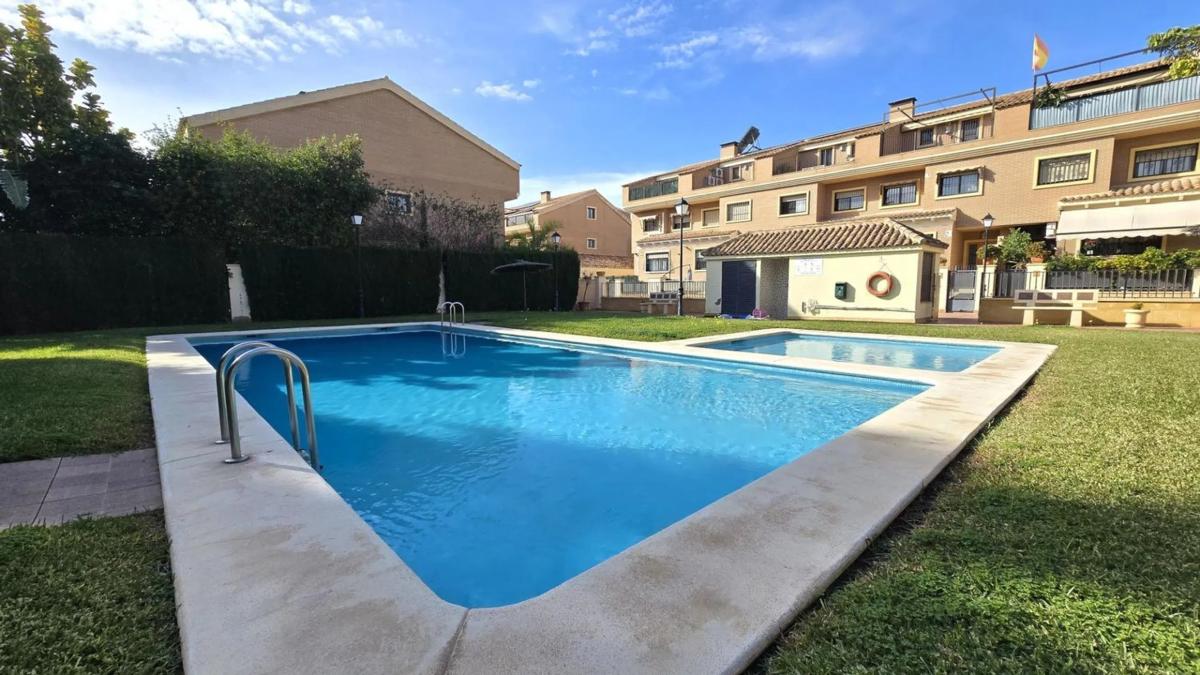 Sale of independent chalet in Nou Nazaret - Frank Espinós, San Juan de Alicante
photo 3