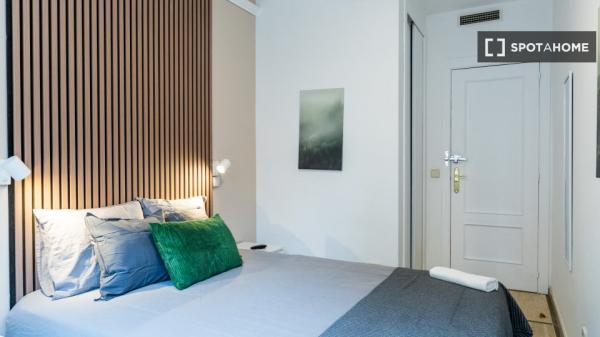 Habitación en piso compartido de 4 habitaciones en Numancia, Madrid thumbnail 2