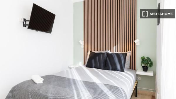 Habitación en piso compartido de 4 habitaciones en alquiler en Numancia, Madrid photo 4