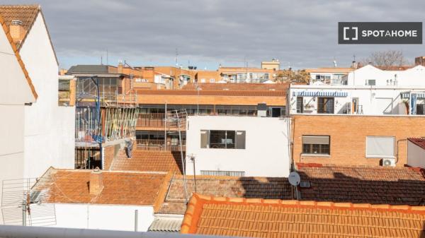 Habitación en piso compartido de 4 habitaciones en alquiler en Numancia, Madrid photo 1