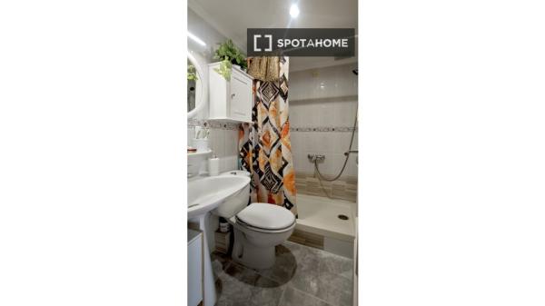 Studio for rent in C. d'Antoni Joan, Valencia photo 4