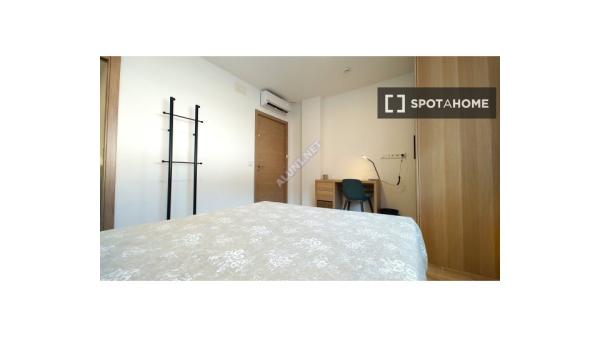 Habitación en piso compartido en madrid. thumbnail 2