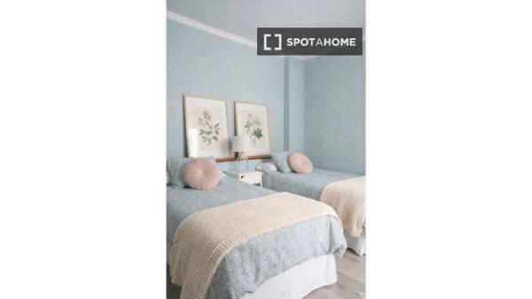 Cama en habitación compartida en alquiler en La Petxina, Valencia photo 1