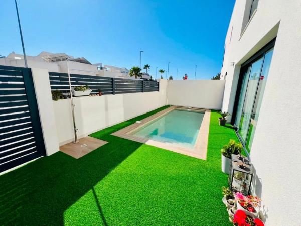 Chalet pareado en calle Vicente Aleixandre thumbnail 1