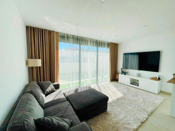 Chalet pareado en calle Vicente Aleixandre thumbnail 2