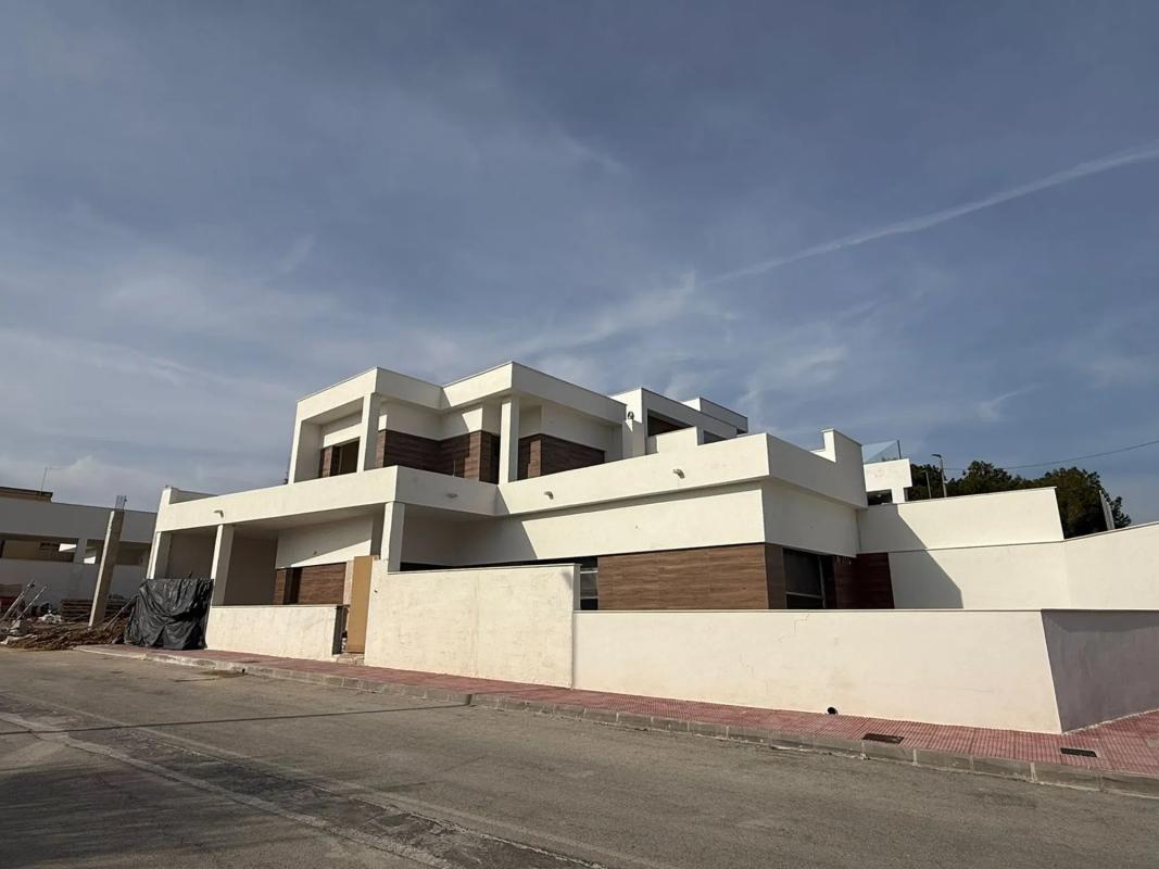 Продажа отдельного шале в Calle la Loma, 14, Бигастро photo 1