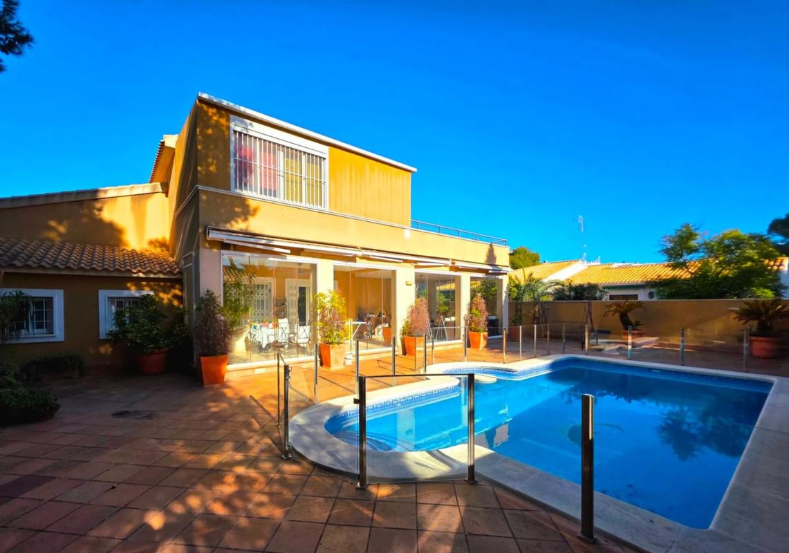 Продажа отдельного шале в  Barrio Campoamor, Ориуэла photo 2