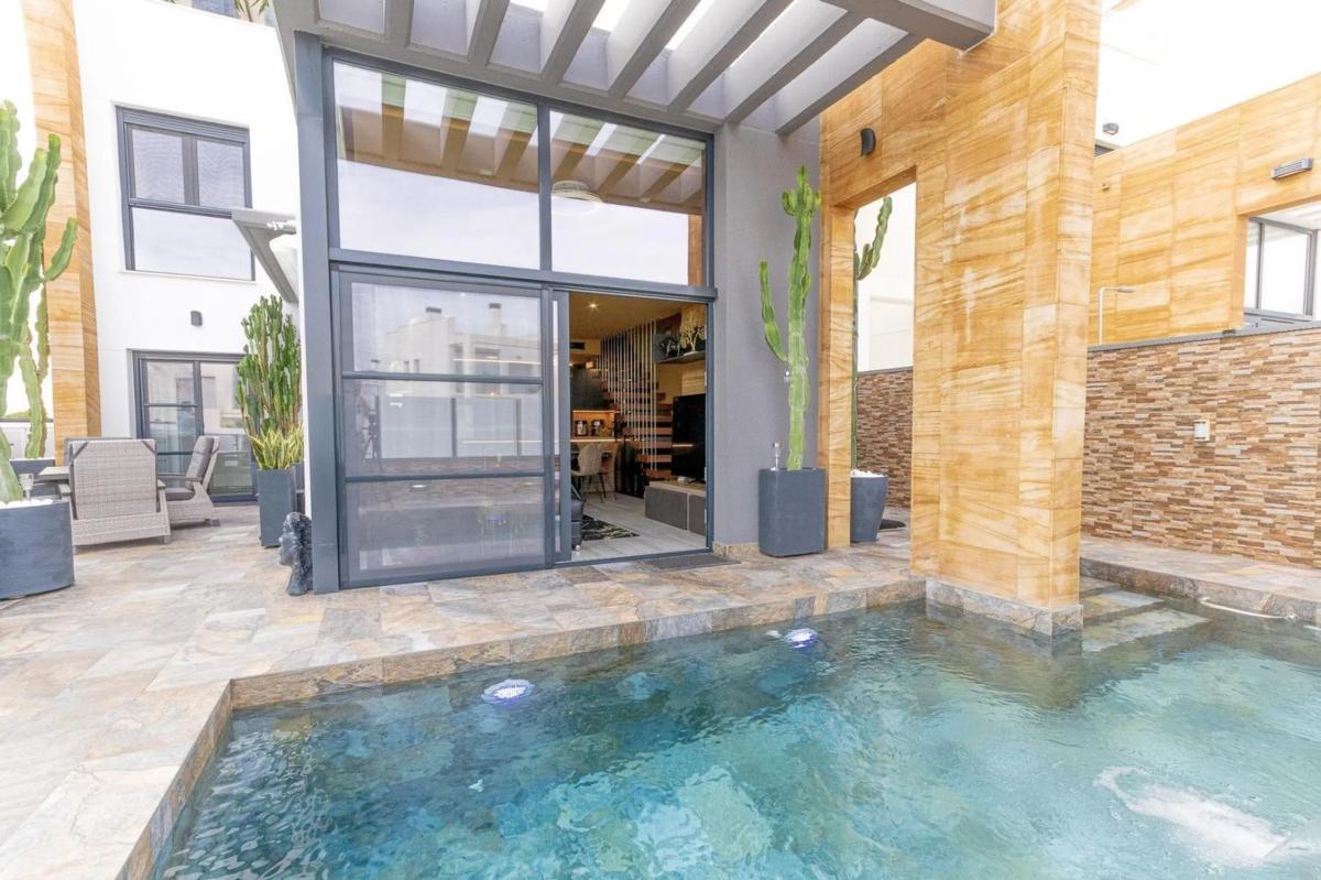 Sale of independent chalet in Barrio Lomas de Cabo Roig-Los Dolses, Orihuela
photo 1