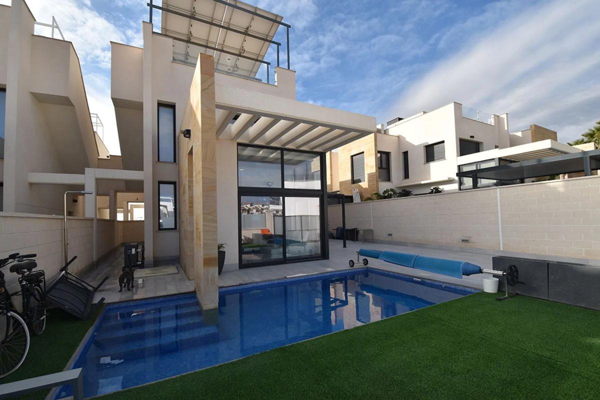 Sale of independent chalet in Calle olite, 9, Orihuela
photo 1