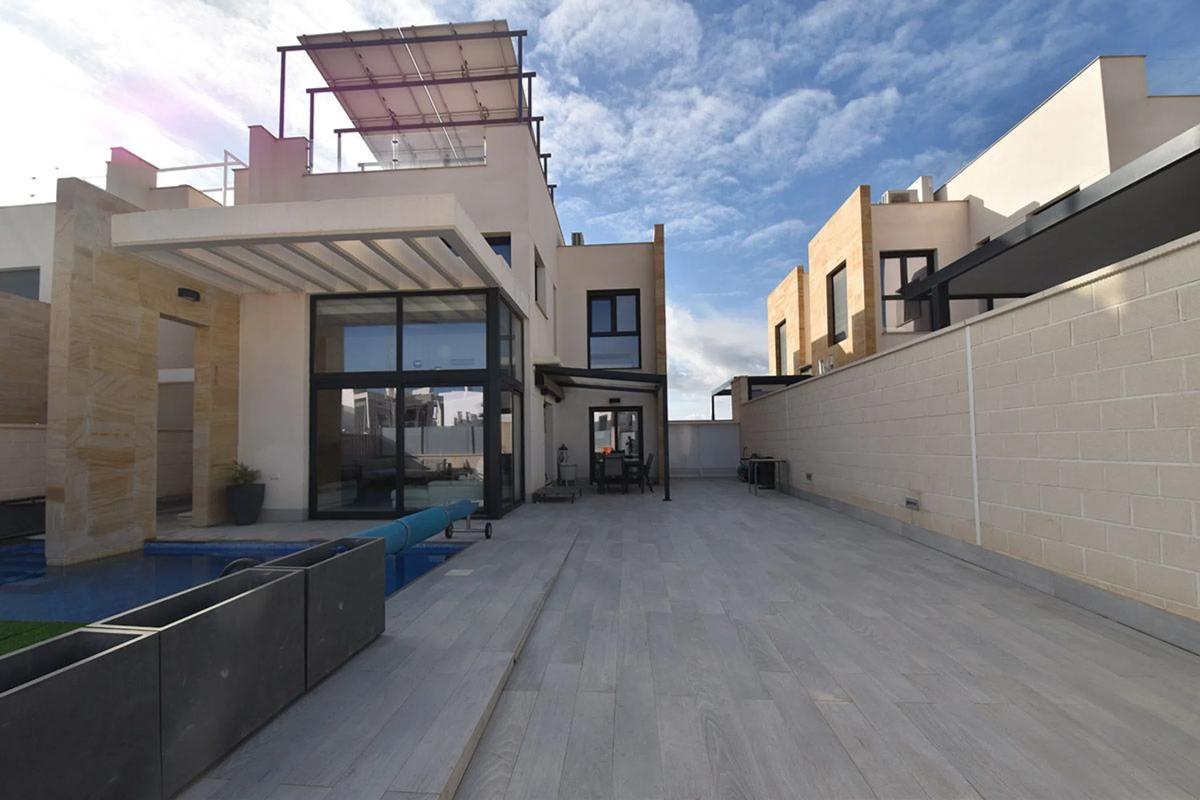 Sale of independent chalet in Calle olite, 9, Orihuela
photo 2