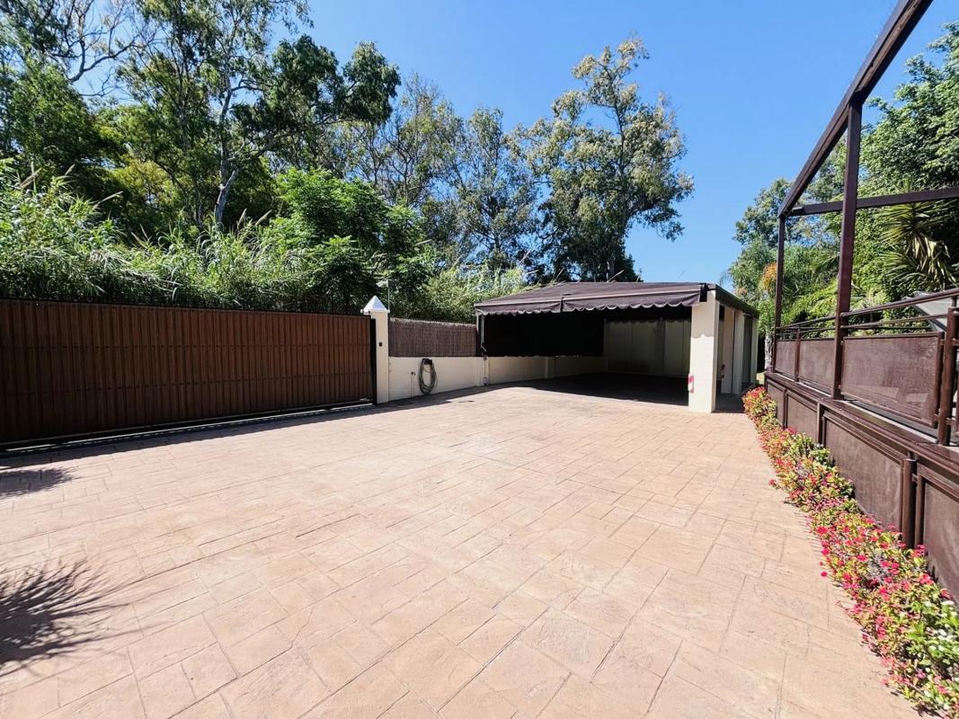 Sale of independent chalet in Barrio Cabopino-Artola, Marbella
photo 1