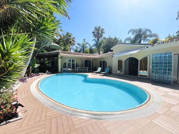 Chalet wolnostojący na sprzedaż w Barrio Cabopino-Artola, Marbella thumbnail 1
