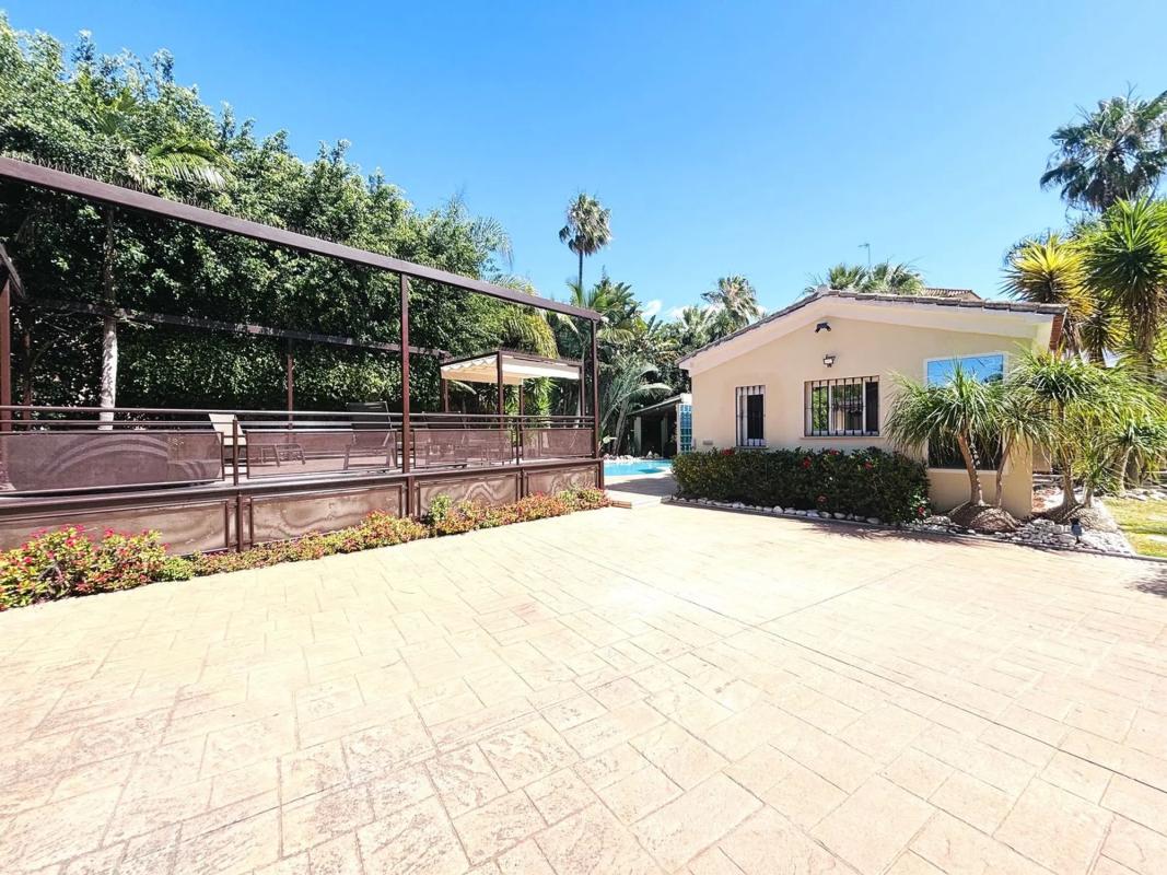 Sale of independent chalet in Barrio Cabopino-Artola, Marbella
photo 3