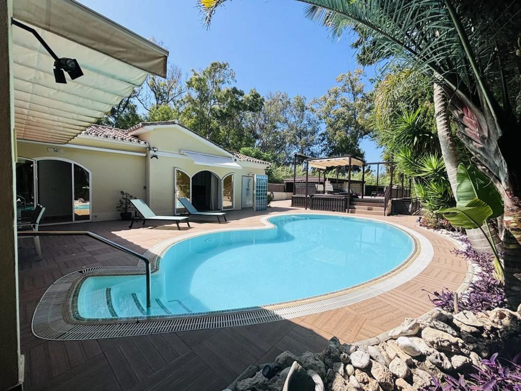 Sale of independent chalet in Barrio Cabopino-Artola, Marbella
photo 4