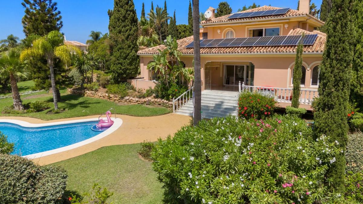 Venta de chalet independiente en Urbanizacion Cumbres de Elviria, Marbella
 photo 2