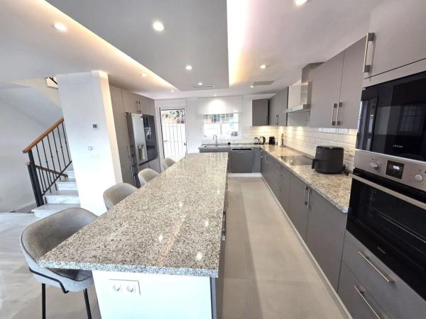 Chalet wolnostojący na sprzedaż w Barrio Cabopino-Artola, Marbella photo 1