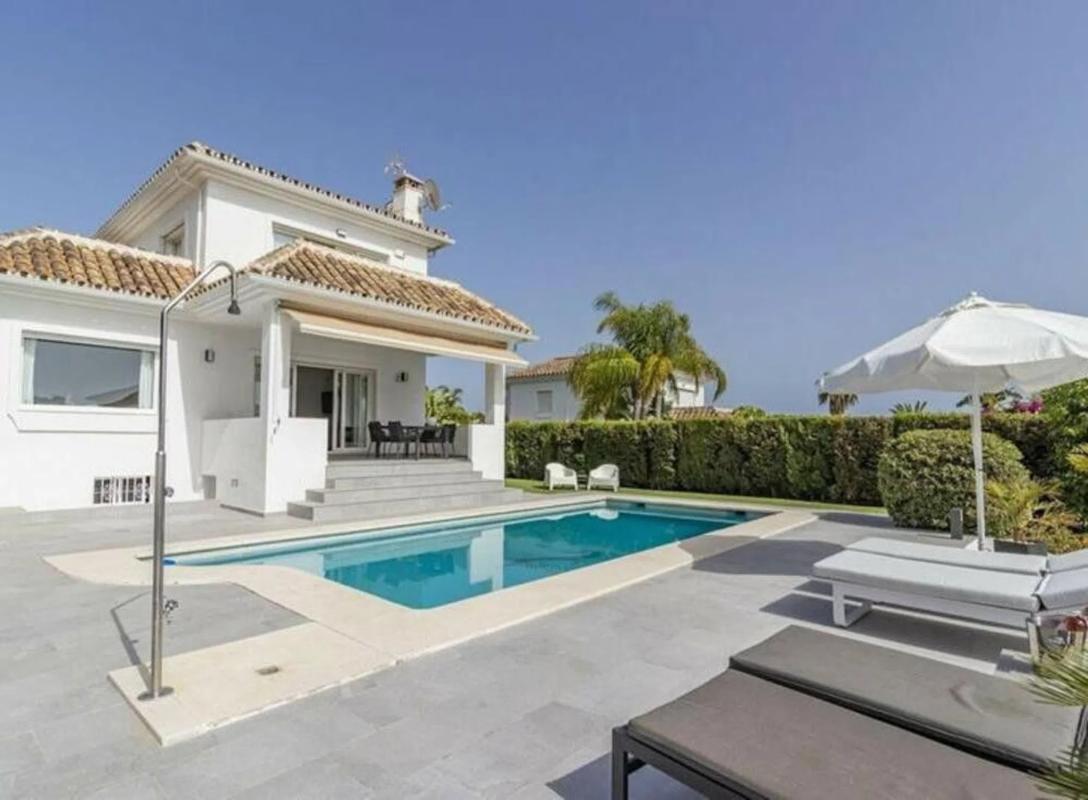 Sale of independent chalet in Avenida Aragon, Marbella
photo 1