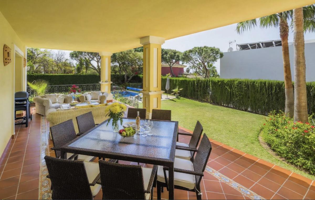 Sale of independent chalet in Barrio Elviria, Marbella
 photo 2