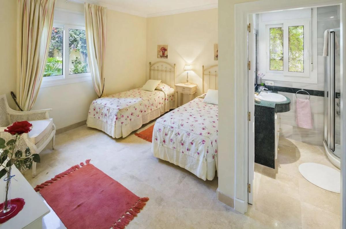 Sale of independent chalet in Barrio Elviria, Marbella
 photo 3