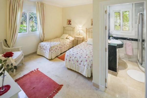 Chalet wolnostojący na sprzedaż w Barrio Elviria, Marbella thumbnail 2