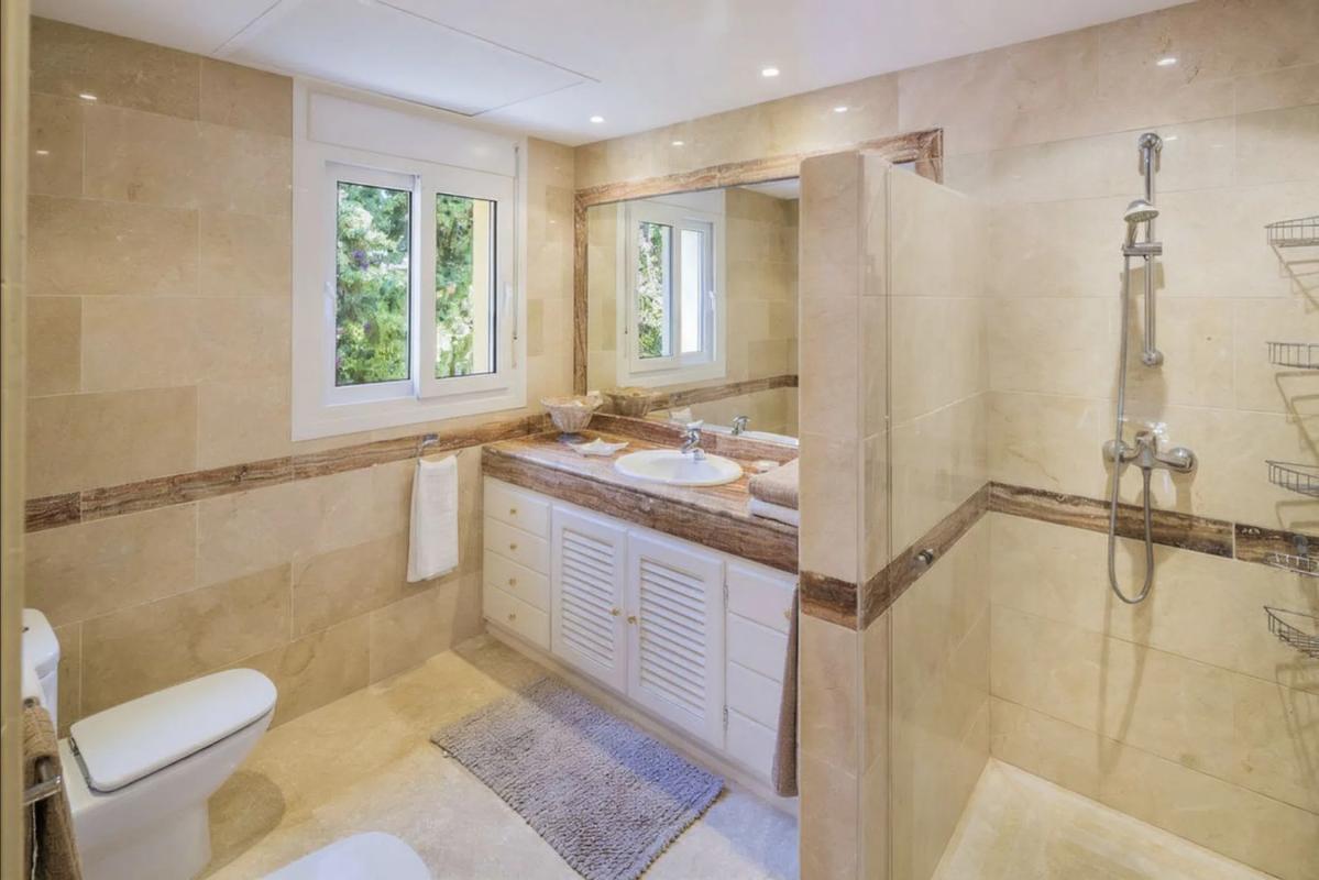 Sale of independent chalet in Barrio Elviria, Marbella
 photo 4