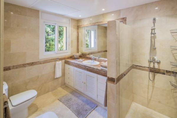 Chalet wolnostojący na sprzedaż w  Barrio Elviria, Marbella photo 4