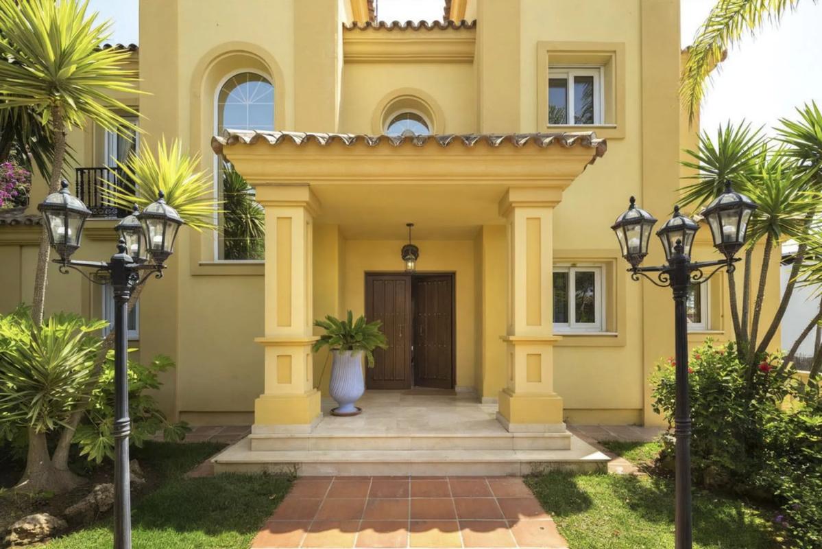 Sale of independent chalet in Barrio Elviria, Marbella
 photo 5