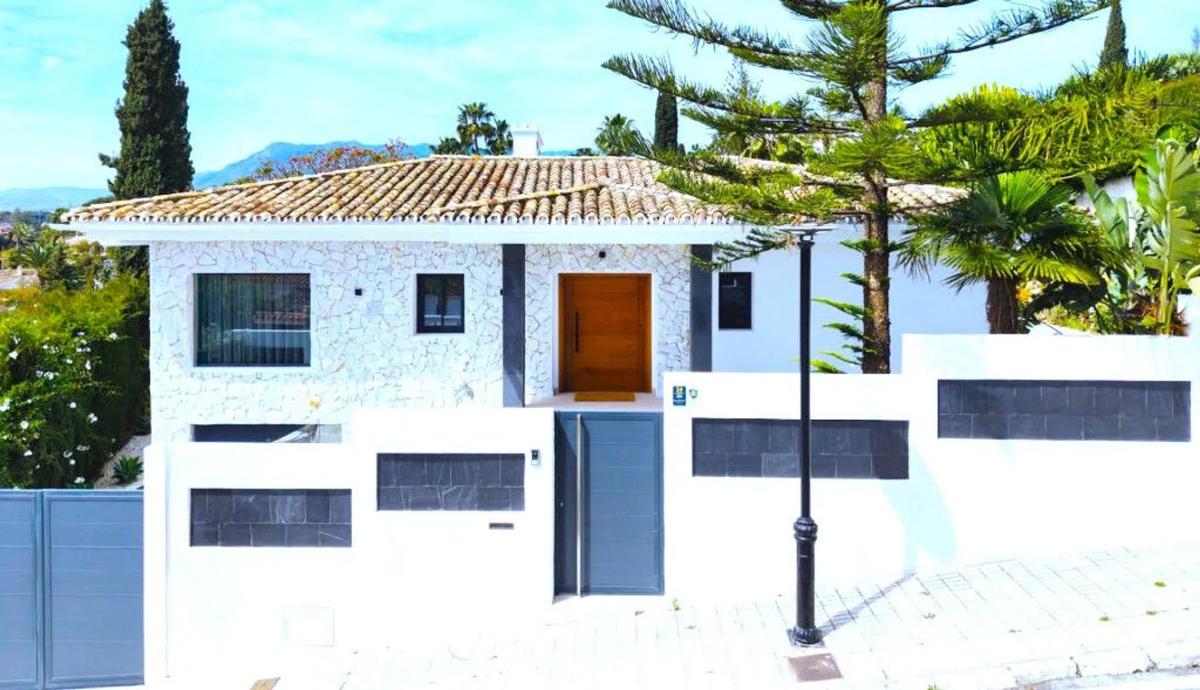 Venta de chalet independiente en PS URUGUAY DE (LAS CUMBRES), 25, Marbella
photo 1