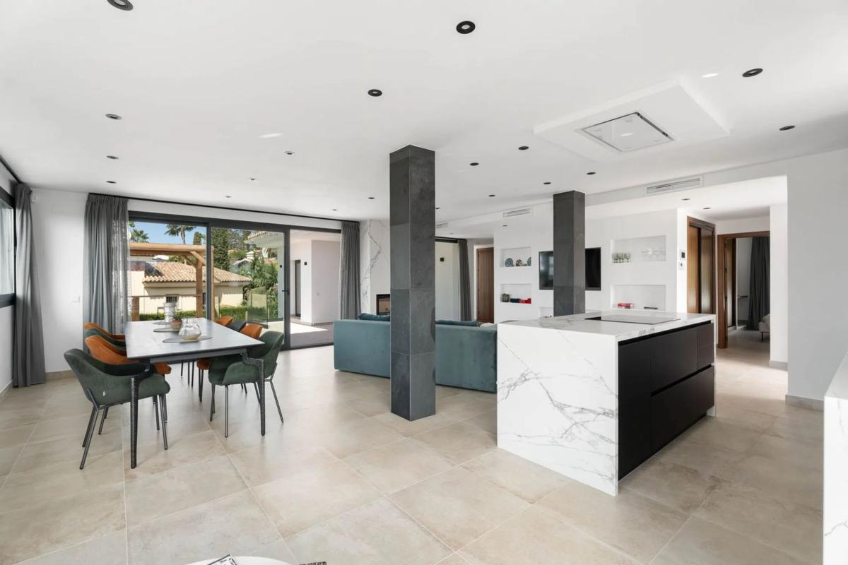 Venta de chalet independiente en PS URUGUAY DE (LAS CUMBRES), 25, Marbella
photo 3