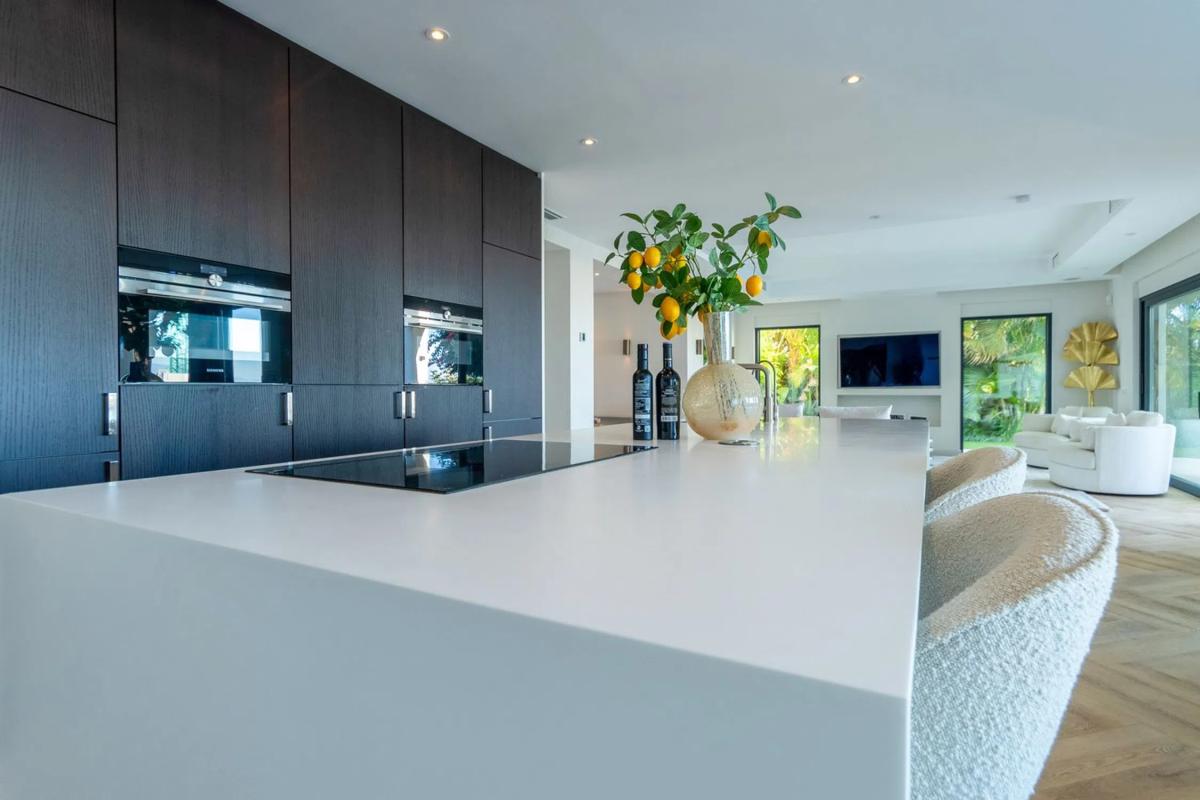 Sale of independent chalet in Barrio Cabopino-Artola, Marbella
photo 4