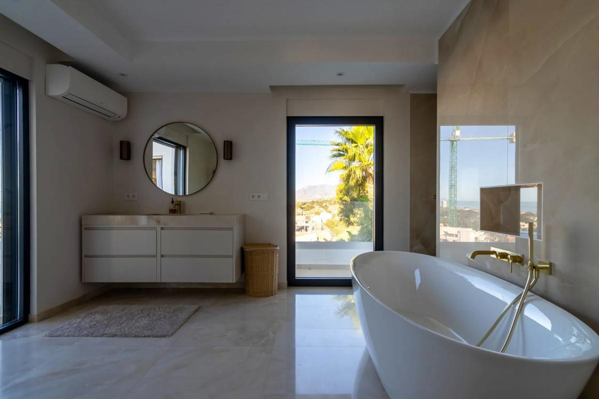 Sale of independent chalet in Barrio Cabopino-Artola, Marbella
photo 5