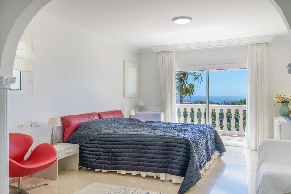 Sprzedaż niezależnego domku jednorodzinnego w  Barrio Elviria, Marbella photo 2