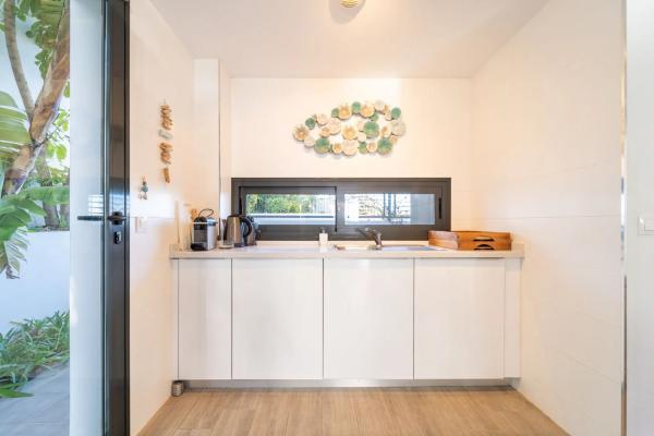 Independent chalet for sale in Barrio Cabopino-Artola, Marbella
thumbnail 2