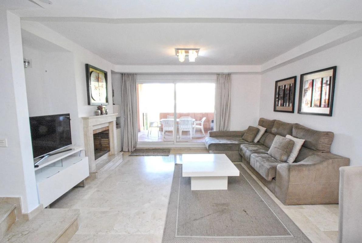 Sprzedaż niezależnego domku jednorodzinnego w Avenida de los Alisos, Marbella photo 2