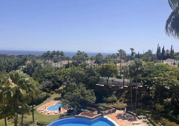 Duplex en venta en Barrio Elviria, Marbella photo 2