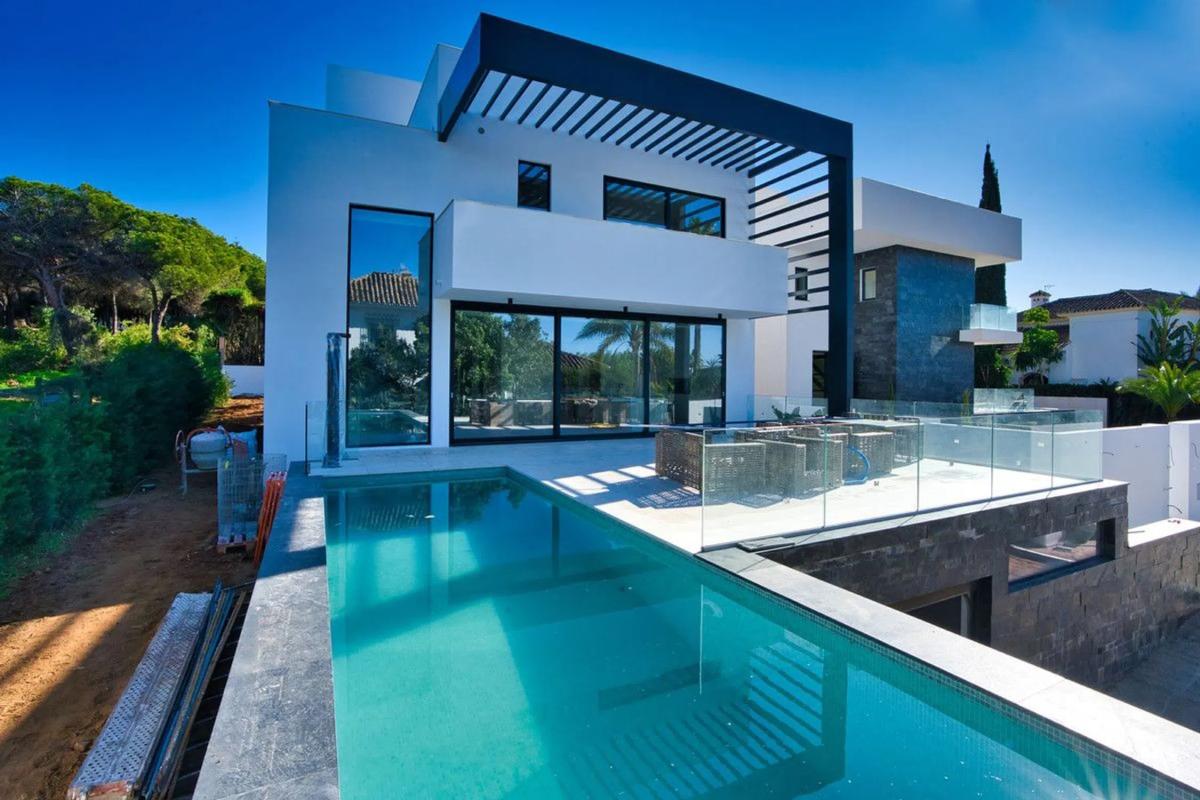 Sale of independent chalet in Avenida Aragon, Marbella
photo 1