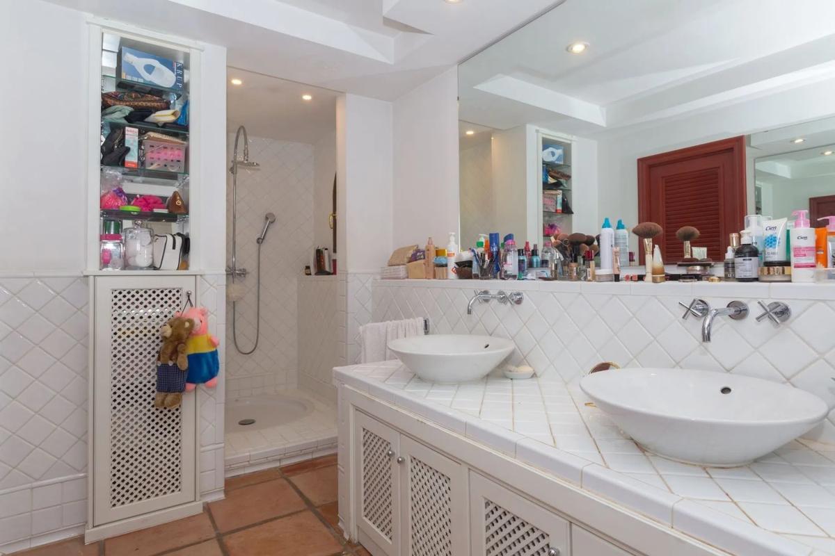 Sale of independent chalet in Barrio Elviria, Marbella
 photo 4