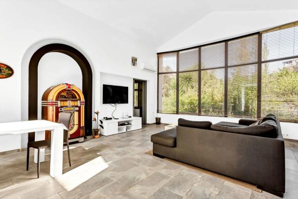 Independent chalet for sale in Avenida Santa Maria, 7, Marbella
thumbnail 1