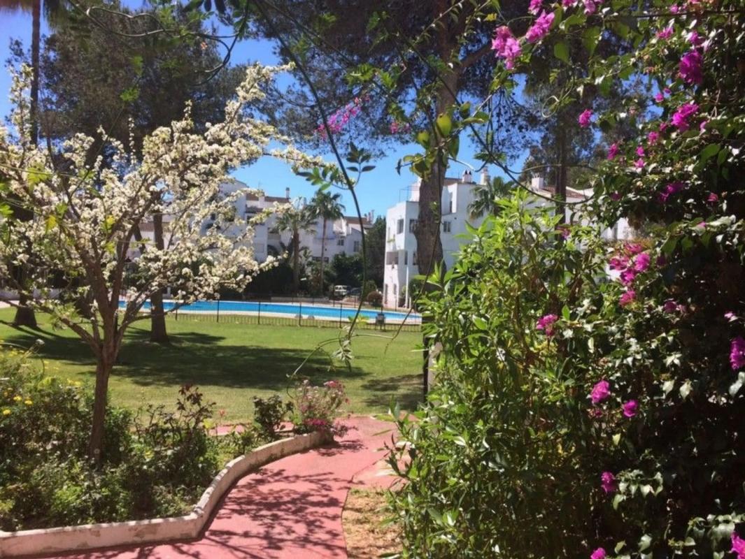 Venta de ático en  Barrio Elviria, Marbella photo 2
